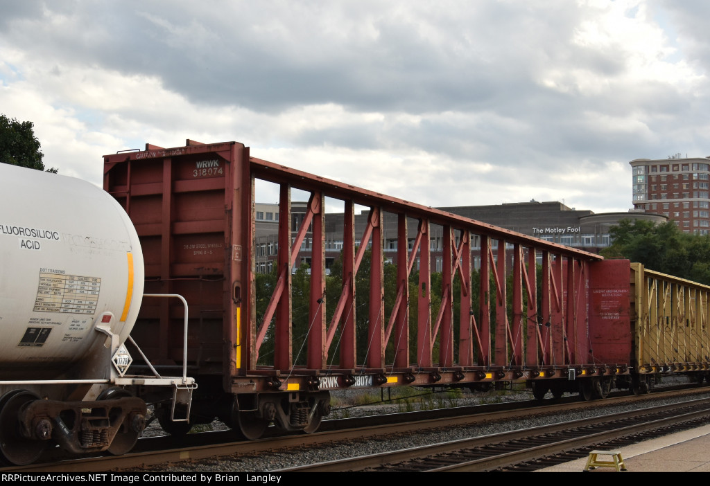 318074